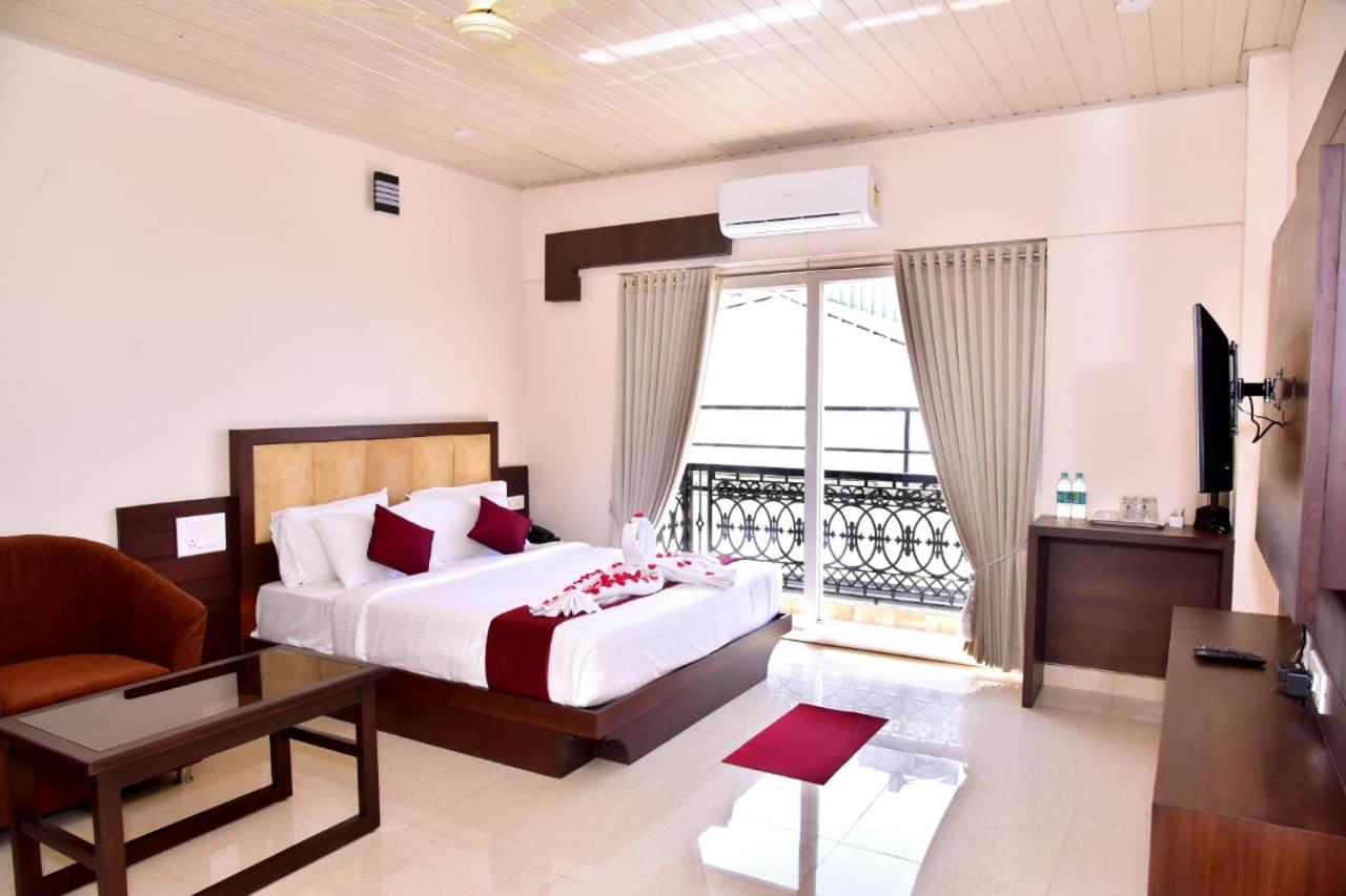 מדיקרי Hotel Coorg Palace מראה חיצוני תמונה